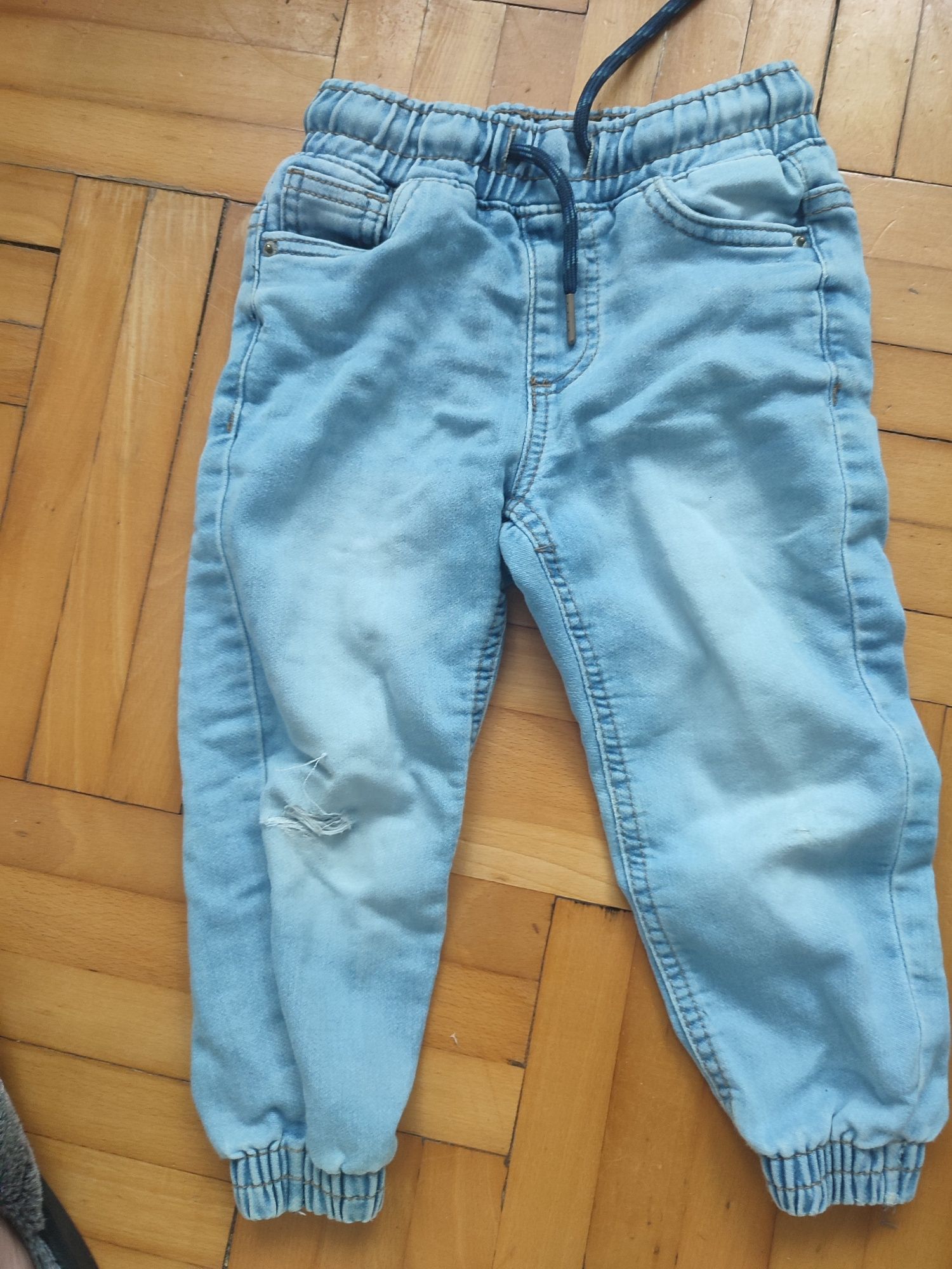 Spodnie jeansowe Reserved z dziurami 98