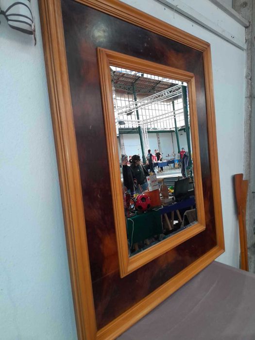 Espelho com moldura em madeira