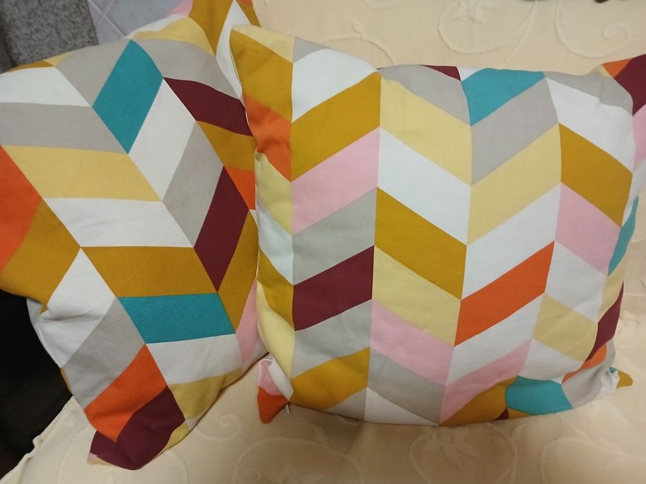 2 almofadas coloridas (do Ikea)