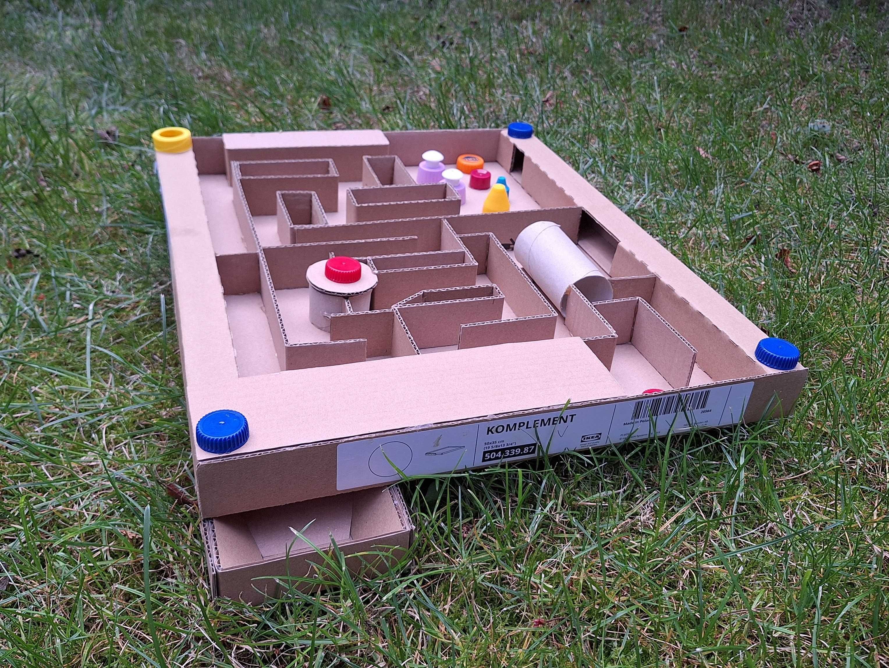 Dwie gry labirynt i pinball z kartonu dla dzieci na imprezę, urodziny