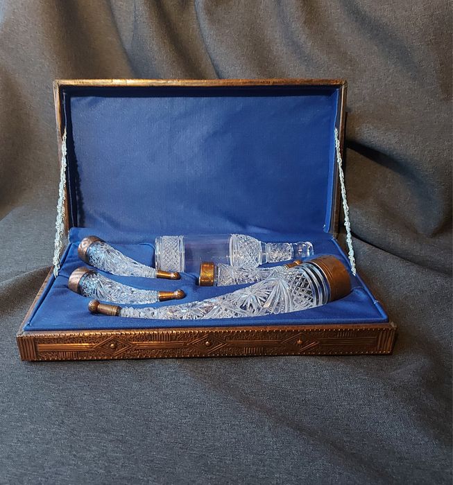 Вінтажна скринька з кришталевими ріжками