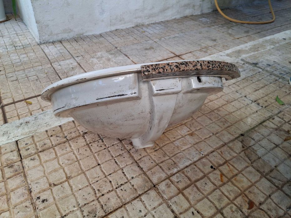 Bacia lavatório WC em bom estado