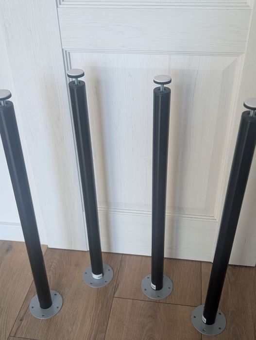 Regulowane nogi do poparcia blatu