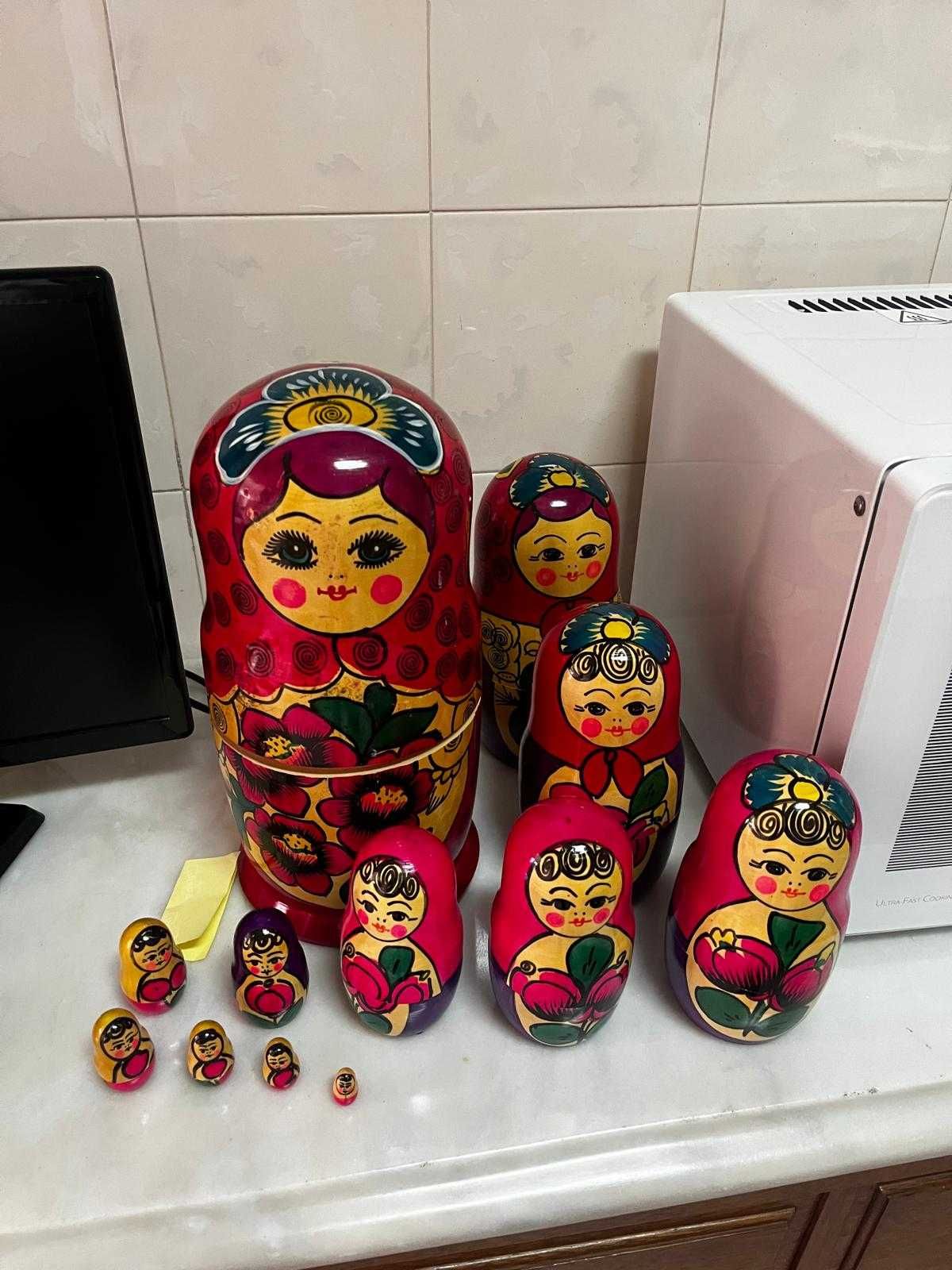 Conjunto de matrioskas em madeira