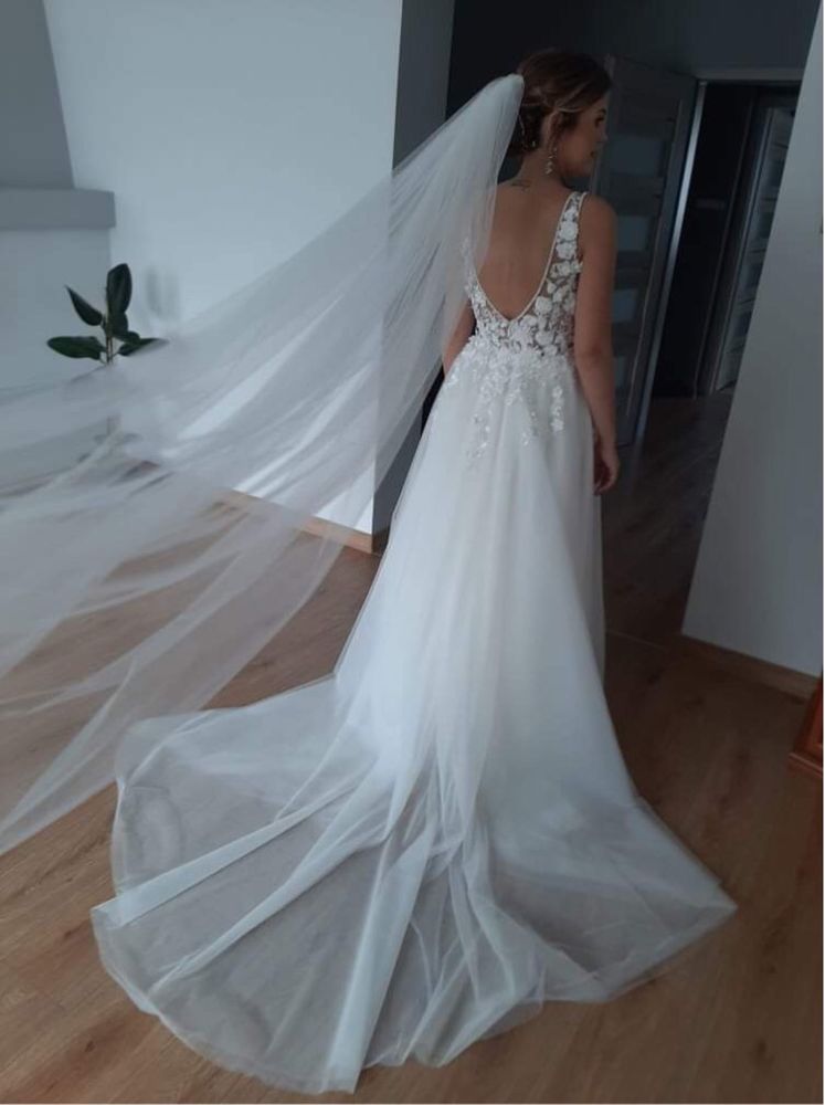 Suknia ślubna złamana biel aplikacje 3D z trenem i długim welonem