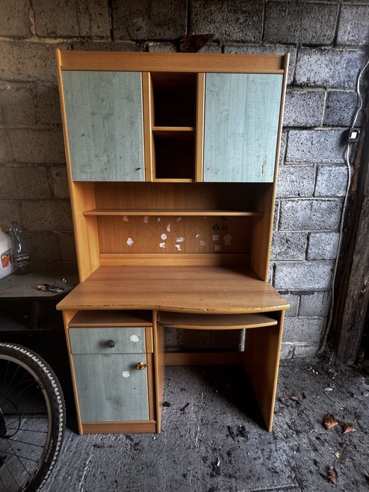 Biurko z szafką i pułka
