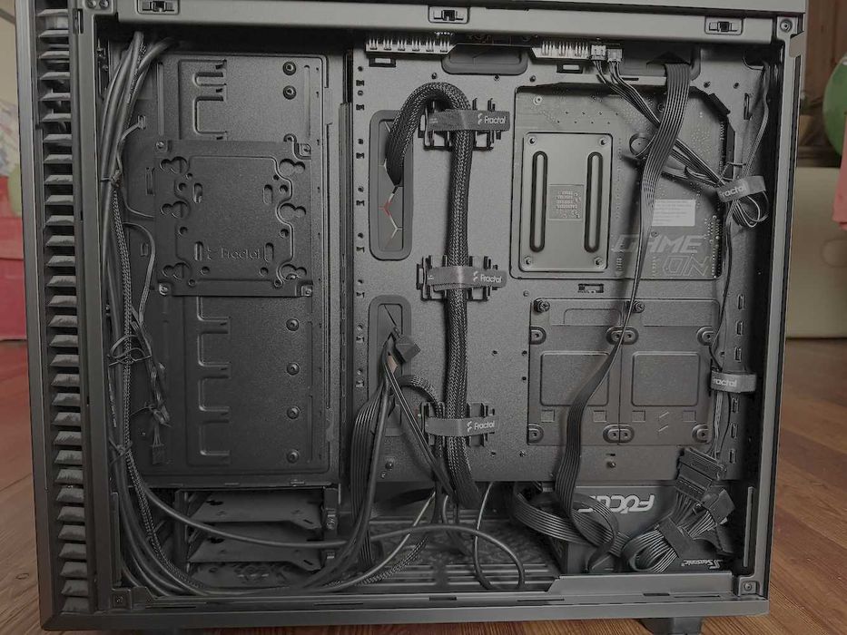 Ultracichy, wydajny komputer (nie tylko) do gier, stan idealny Fractal