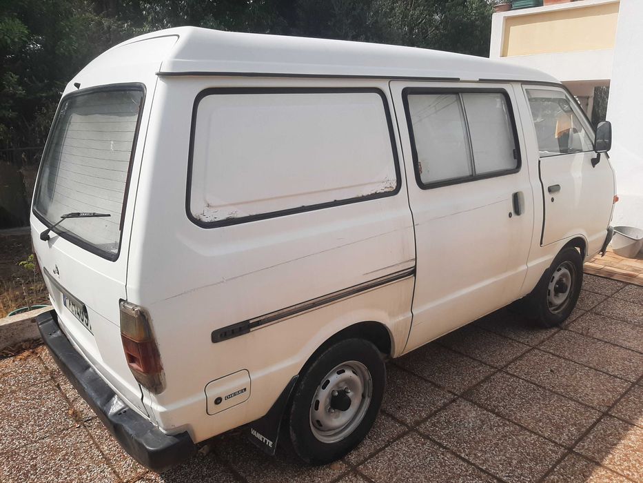 Nissan Vanette (avariado)