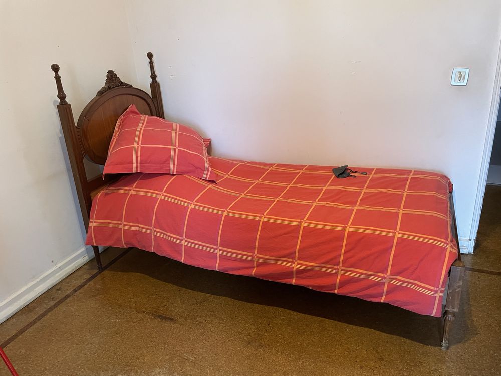 Cama de madeira com colchão