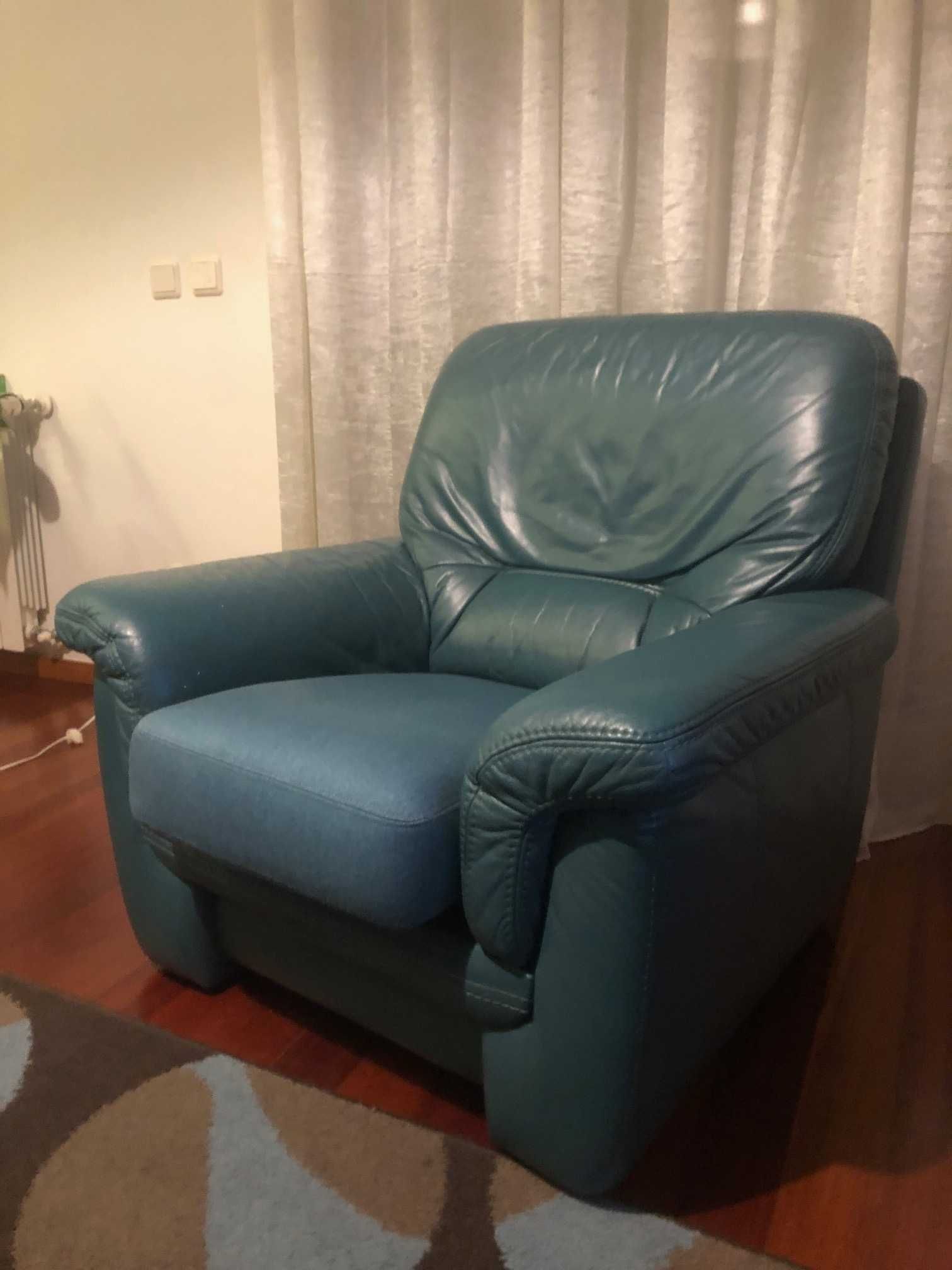 Vendo sofá em pele 3 lugares + 2 individuais como novos