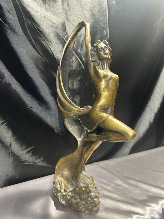 Rzeźba kobieta z mosiądzu