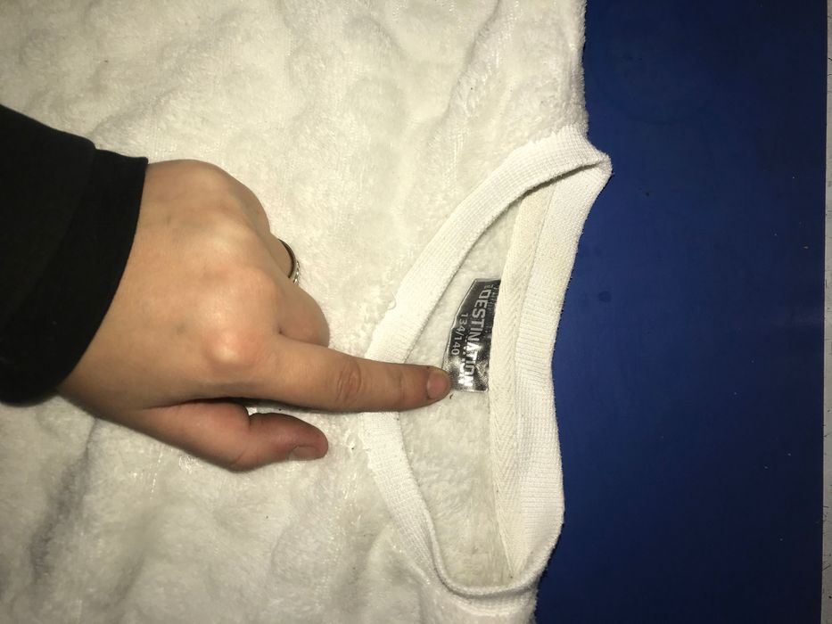 Biały sweterek dla dziewczynki