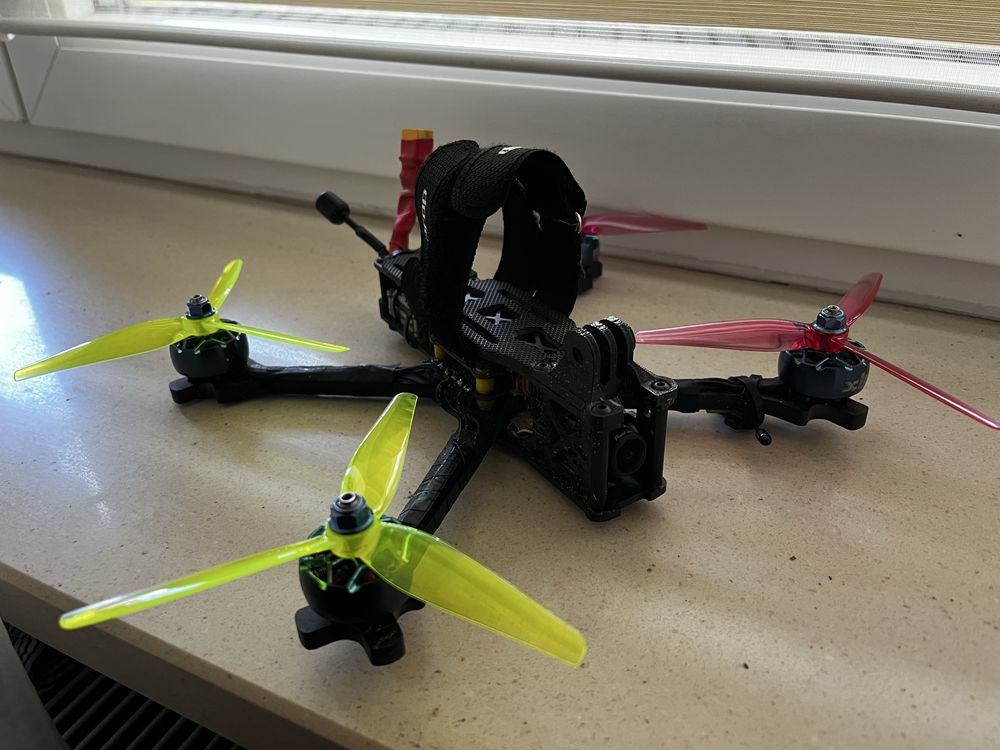 Dron FPV freestyle 5 inch cali TBS source one v5 DJI Runcam Phoenix HD