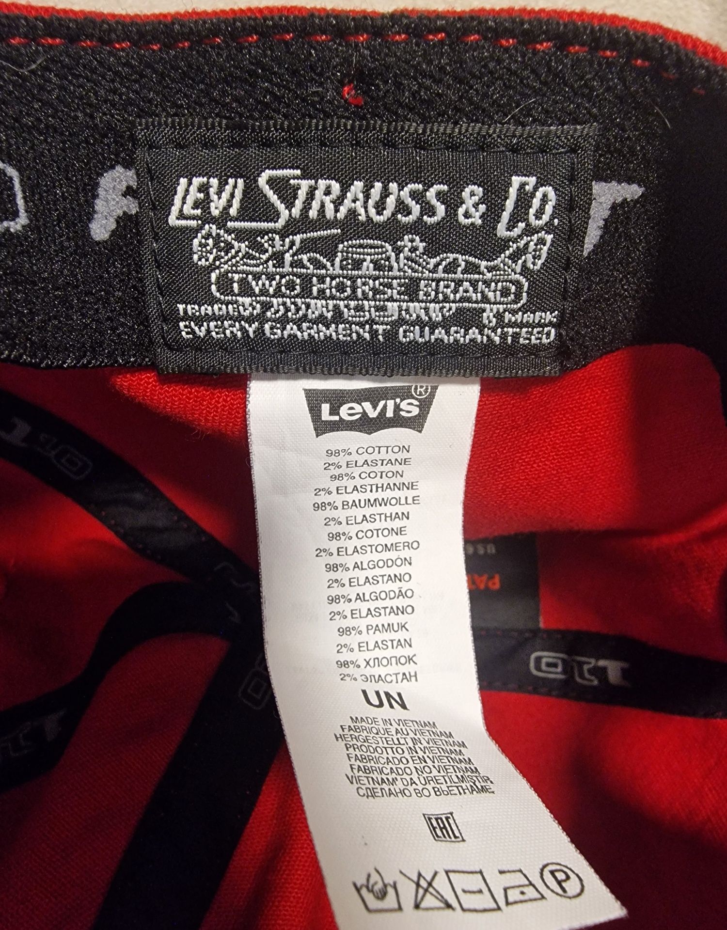 Стильна оригінальна червона  кепка Levi’s