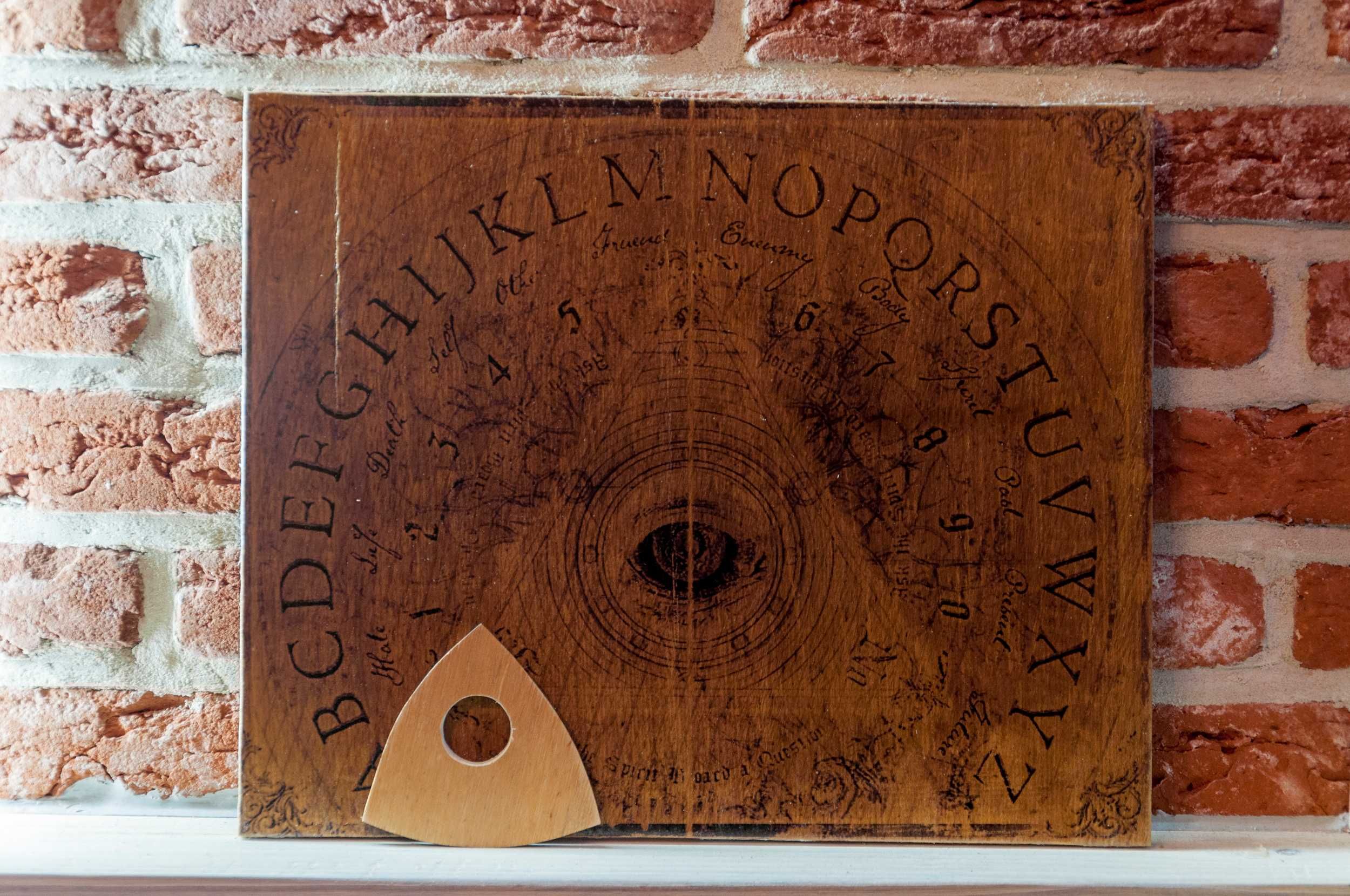 Ouija prezent spirytyzm wywoływanie duchów halloween gra planszowa