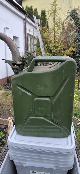 Kanister PRL 20 litrów z metką producenta starocia PRL