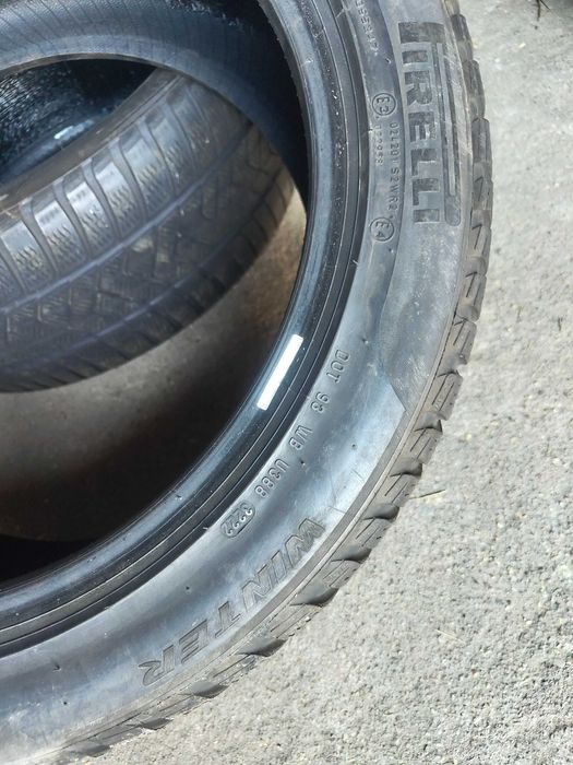 Opony zimowe uzywane 235 45 R18 Pirelli 2022 rok 2 sztuki z26