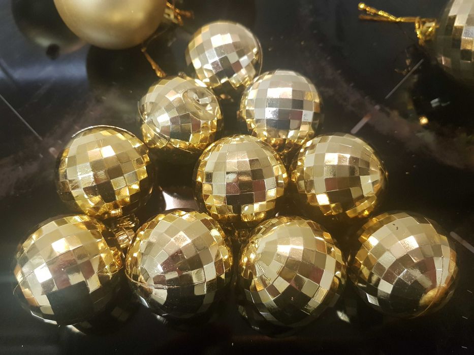 Bolas douradas de Natal varios formatos