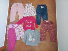 Várias peças de roupa de menina entre os 12 e os 36 meses