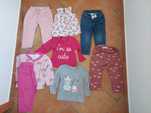 Várias peças de roupa de menina entre os 12 e os 36 meses