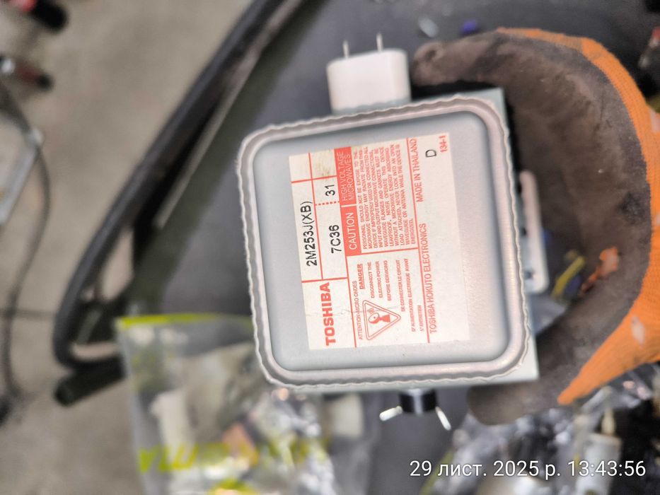 магнетрон для мікрохвильової печі Toshiba 2M253J.