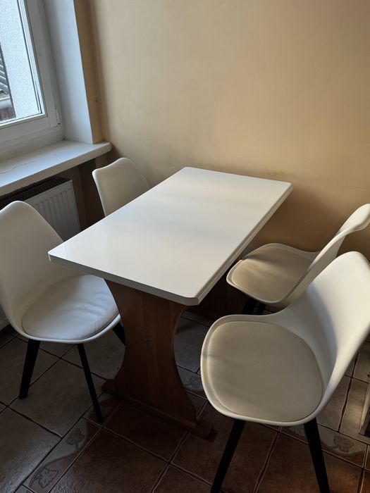 Stół do jadalni z krzesłami