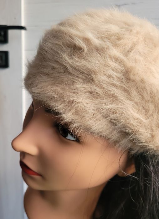 Śliczny beret włochaty beżowy
