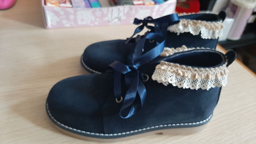 Sapato azul escuro para cerimonia  pele pessego com rendinha