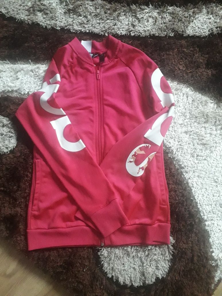 Sportowa bluza na zamek .