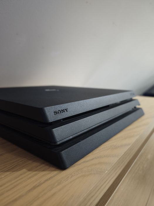 Konsola PlayStation 4 PRO 1TB, 11 Gier, 5 padów, stan idealny jak nowy