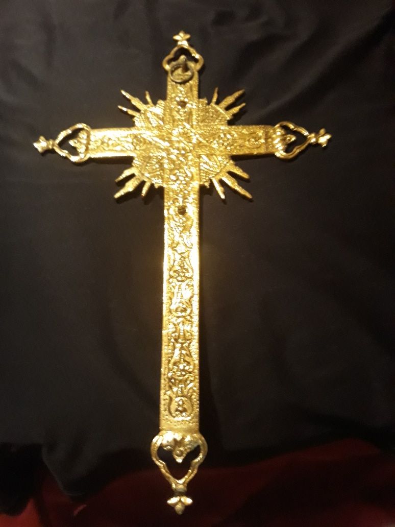 Cruz de Cristo em metal e veludo