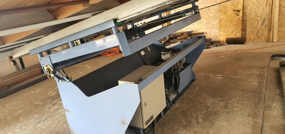 Stol spawalniczy z ruchomym blatem