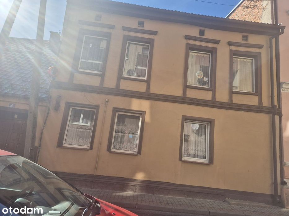 Przestronny dom z garażami w mieście