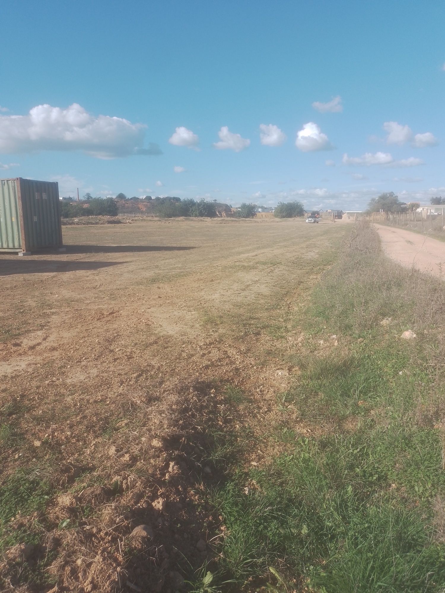 Vendo ou permuto terreno zona industrial de Algoz com 2 contentores