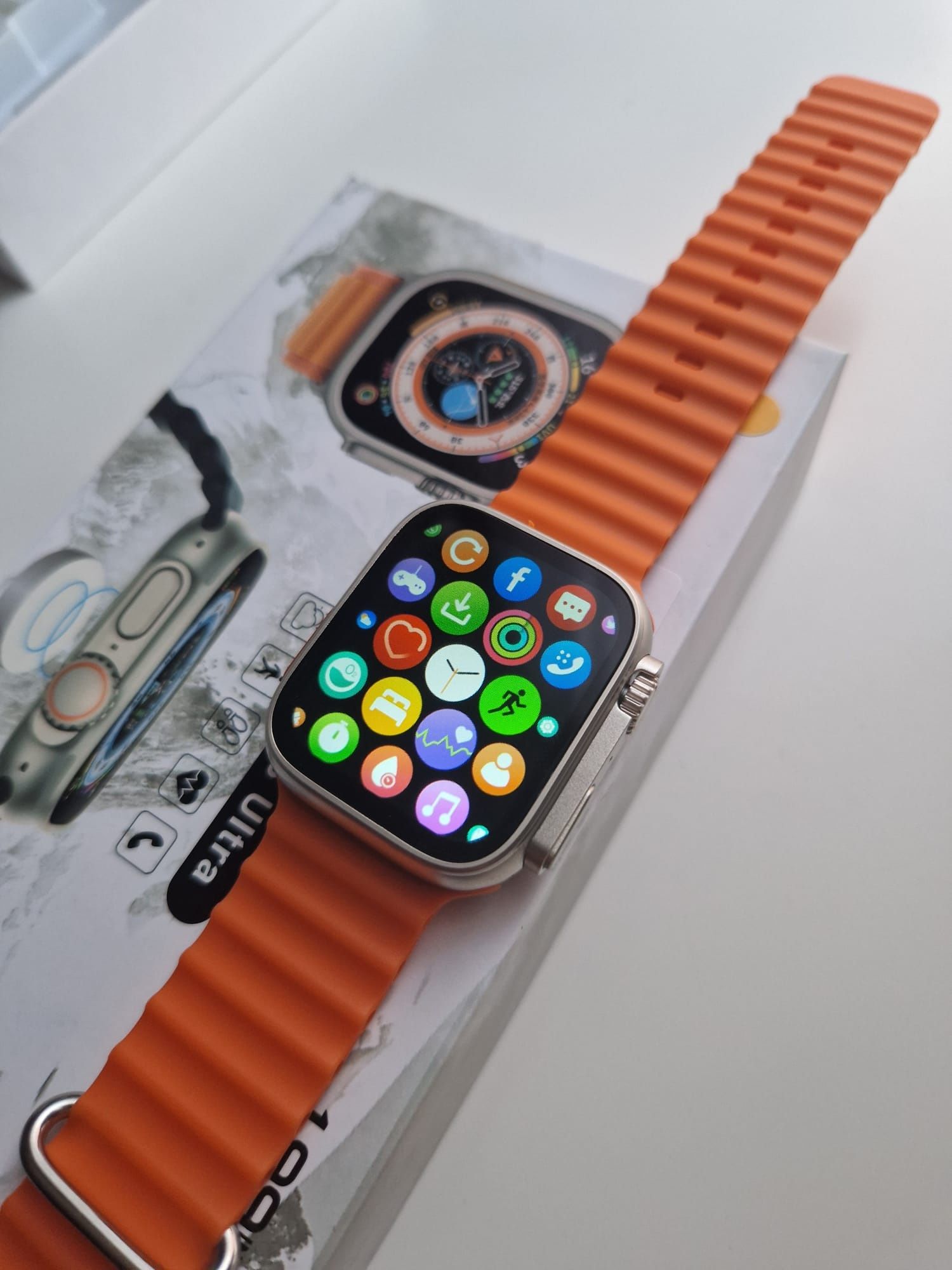 Smartwatch na pomarańczowym pasku
