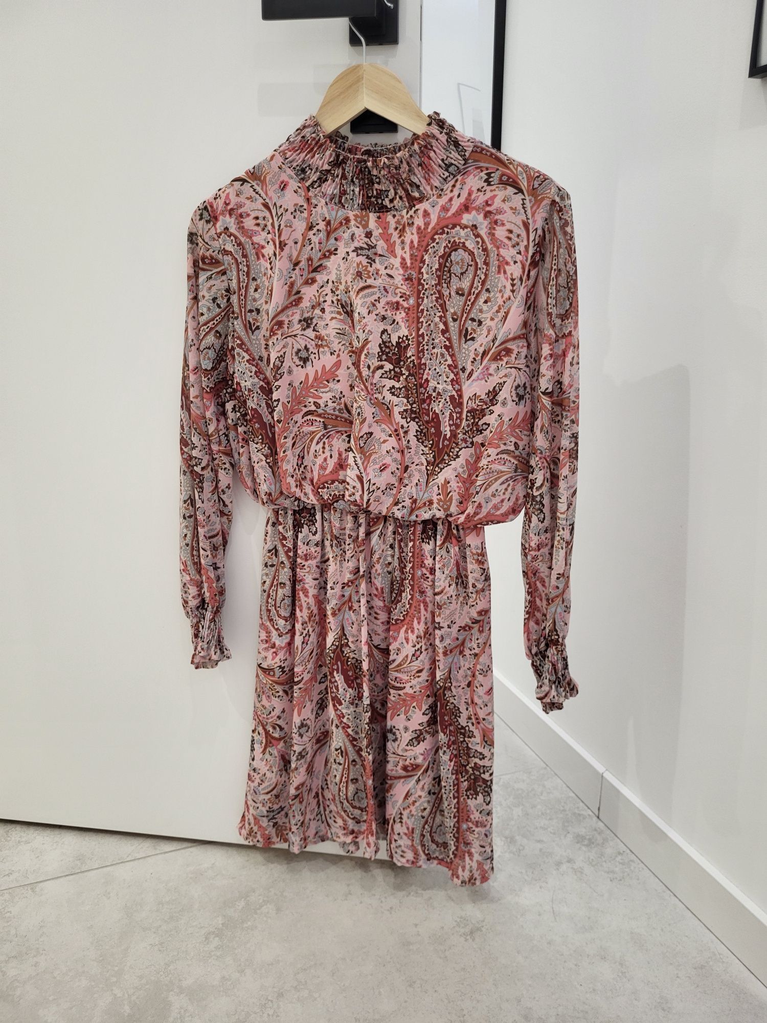 Sukienka wiosenna 36 S 38 M Zara lekka na gumce rozkloszowana pudrowa