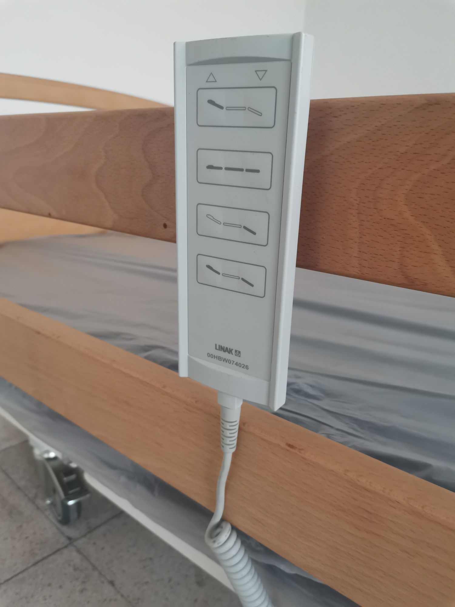 Cama eléctrica com colchão incluído. NOVA A ESTREAR