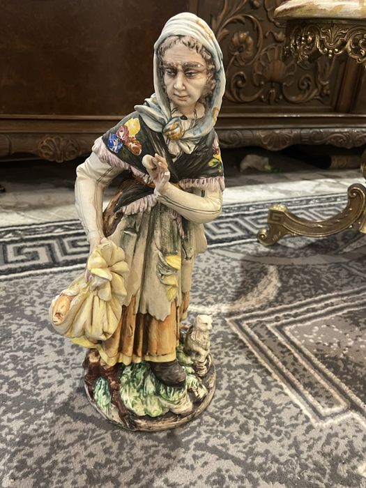 Figurka z porcelany malowana