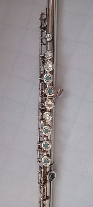 Flet poprzeczny yamaha z otwartymi klapami