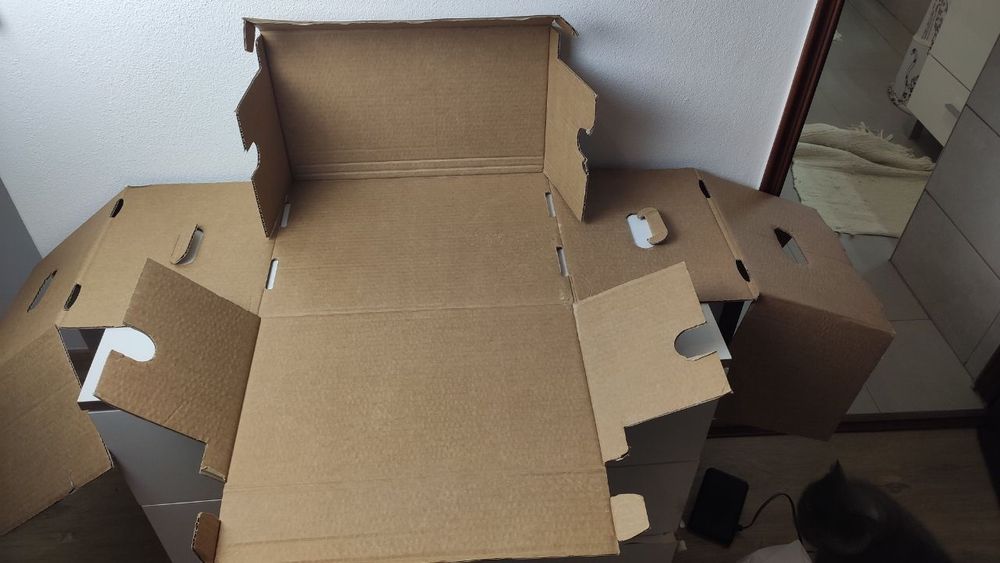 Caixas de cartão triplo novas, desmontadas