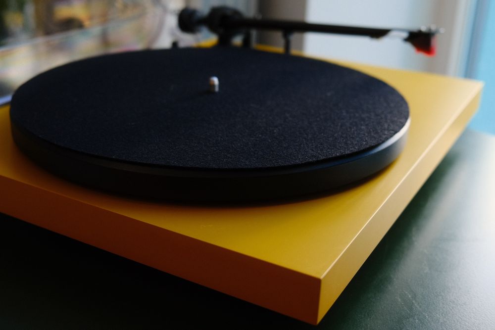 Програвач вінілу Pro-Ject Debut Carbon Evo Yellow