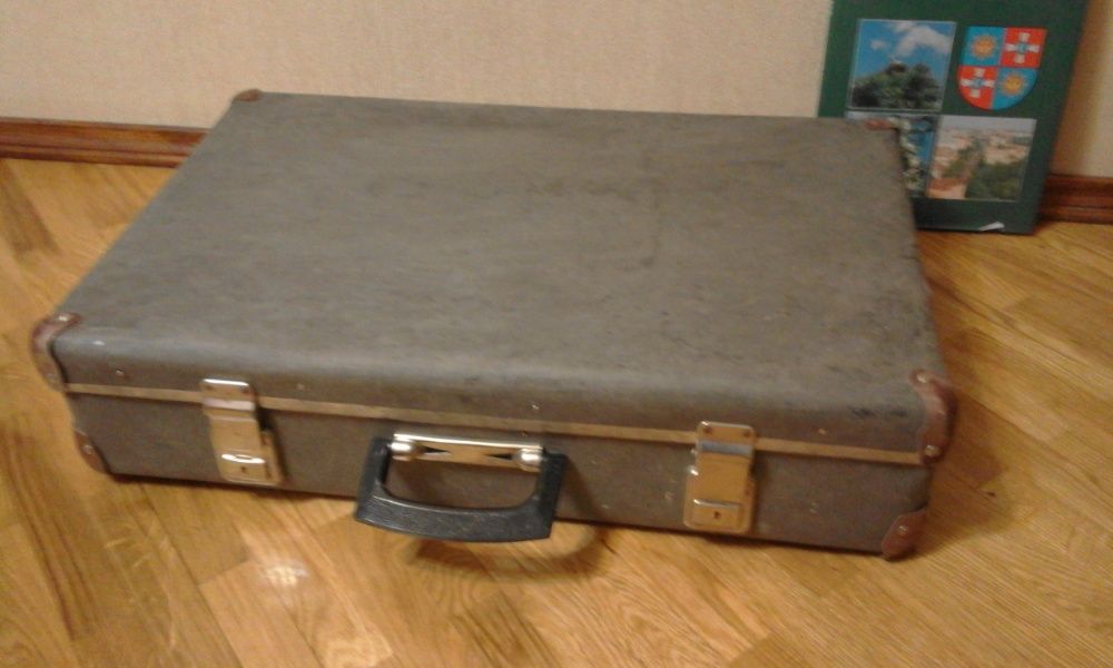Серый большой чемодан с ручкой на замках
