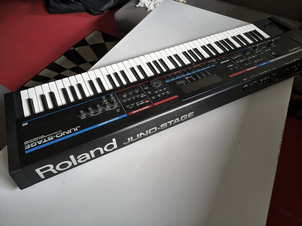 Roland Juno Stage syntezator