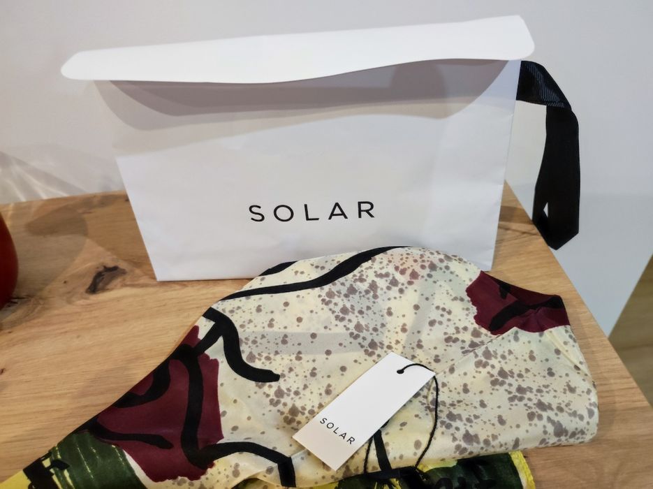 Apaszka jedwabna SOLAR w prezentowanym opakowaniu