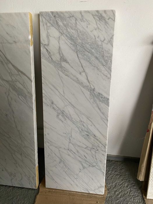 Parapet marmurowy biało-szary (Carrara), gr. 3 cm, 28x70cm