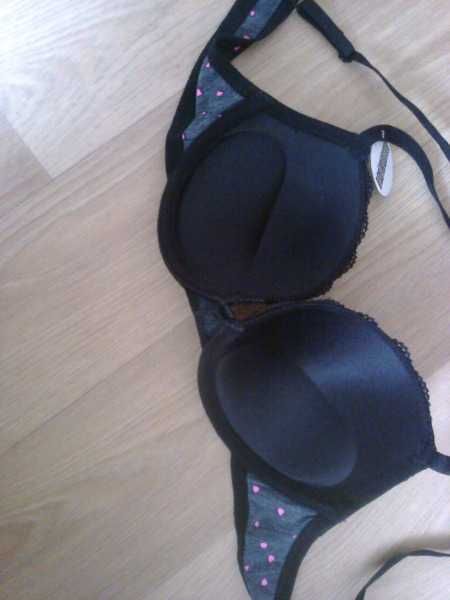 czarny biustonosz z nadrukiem push up New Yorker