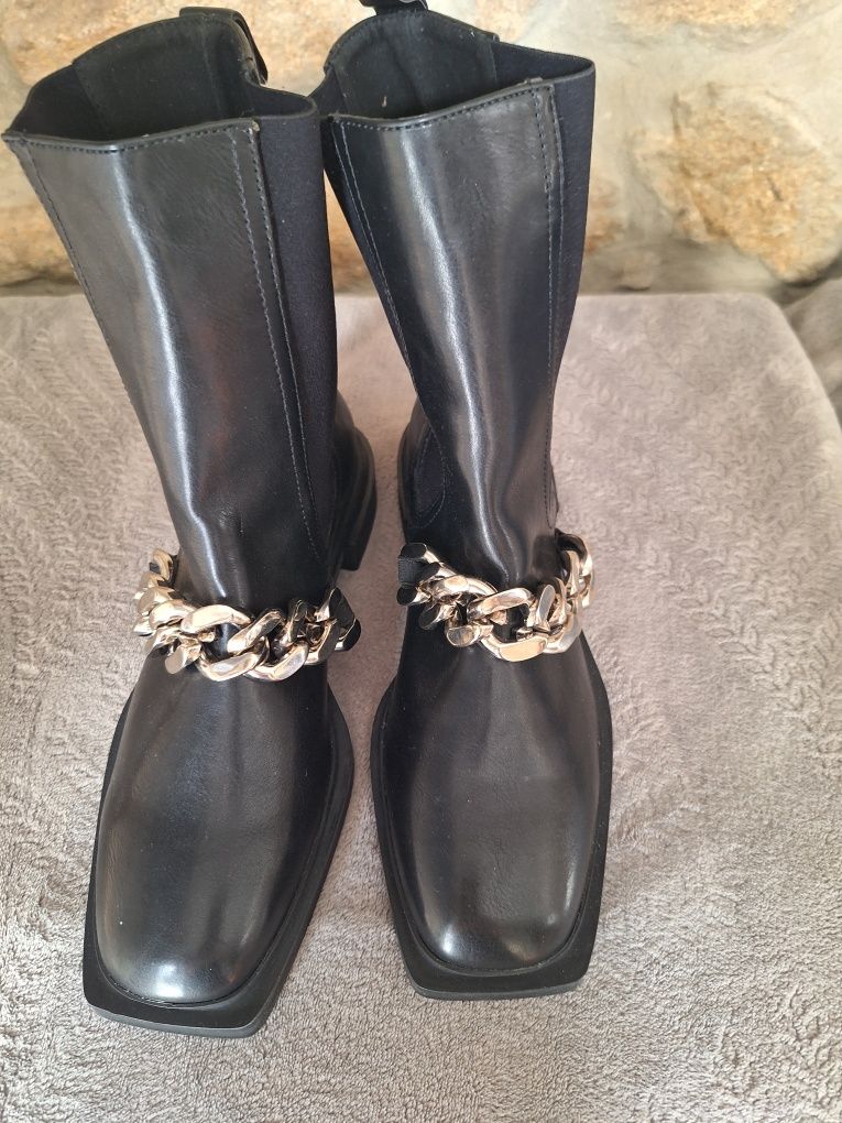botas pretas com corrente