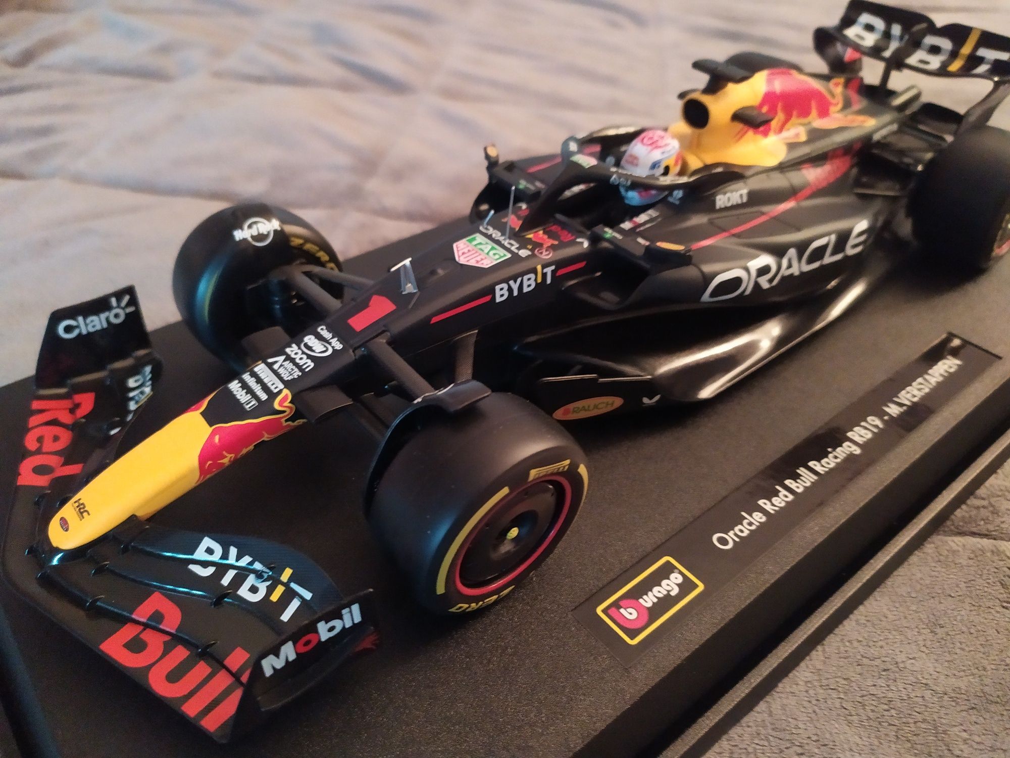 Bolid F1 Max Verstappen Red Bull RB-19 2023 model w pudełku na prezent