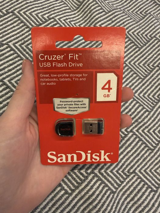 Продам флешку на 4 Гб