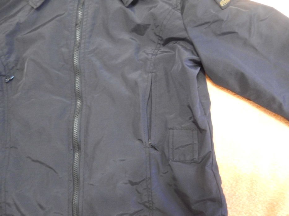 Продам женскую ветровку.